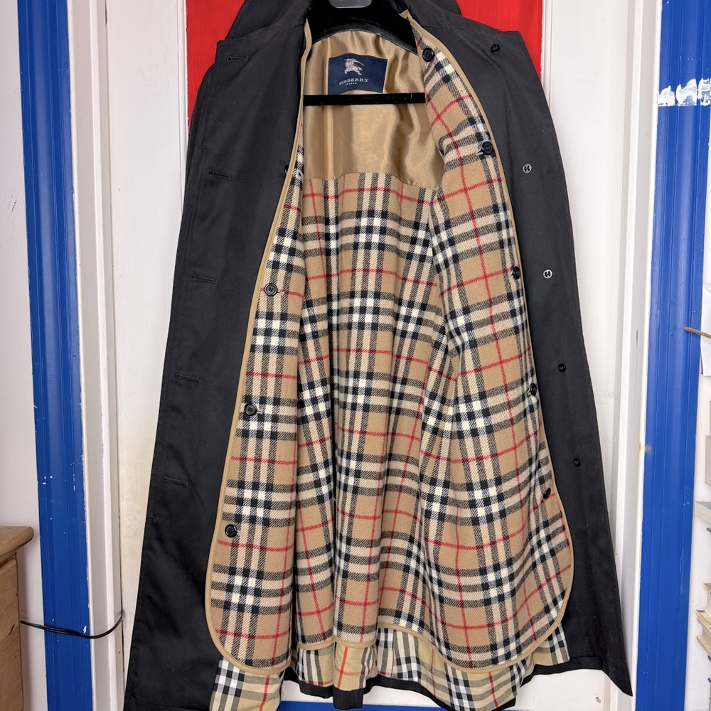 women’s Burberry trench with remove able wool lining
